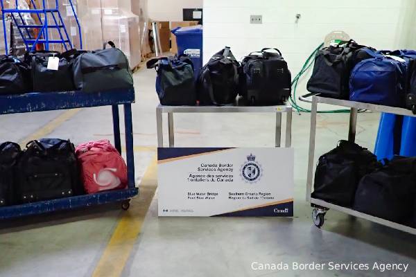 கனடா எல்லையில் சிக்கிய ட்ரக்கில் 266 கிலோ போதைப்பொருள் | Cbsa Find 266 Kg Suspected Meth Bound For Canada