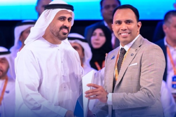 தங்க நாணயம், ஆப்பிள் வாட்ச் உடன்..,அமீரகத்தின் உயரிய தொழிலாளர் விருதை வென்ற இந்தியர் | Indian Man Won Uae Skilled Worker Award தங்க நாணயம், ஆப்பிள் வாட்ச் உடன்..,அமீரகத்தின் உயரிய தொழிலாளர் விருதை வென்ற இந்தியர் | Indian Man Won Uae Skilled Worker Award