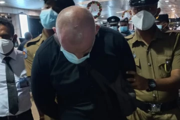 கட்டுநாயக்க விமான நிலையத்தில் இன்று பரபரப்பை ஏற்படுத்திய ஐரோப்பிய நாட்டவர் யார்? (Video)