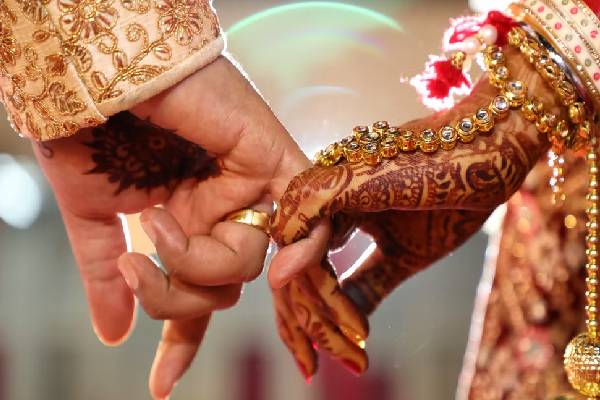 காதல் மனைவியின் தொலைபேசியில் கணவனுக்கு காத்திருந்த அதிர்ச்சி | Shock For The Husband On The Phone Of The Wife