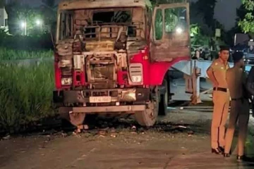 விபத்தைத் தொடர்ந்து கொள்கலன் லொறிக்கு தீவைத்த மூவர் கைது