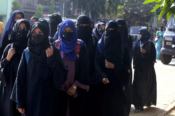 "ஹிஜாபை தடை செய்வது குர்ஆனை தடை செய்வது போன்றதாகும்" - ஹிஜாப் வழக்கில் வாதாடும் வழக்கறிஞர் குல்கர்னி | Hijab Controversy Court Adjourned Again