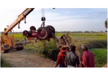 வாய்க்காலில் திடீரென கவிழுந்த டிராக்டர் - நீரில் மூழ்கி 13 வயது சிறுவன் பரிதாப பலி