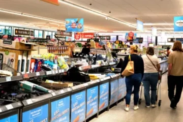 பல்பொருள் அங்காடியில் குழந்தைகளை தாக்கியவரை தேடுகிறது பொலிஸ்