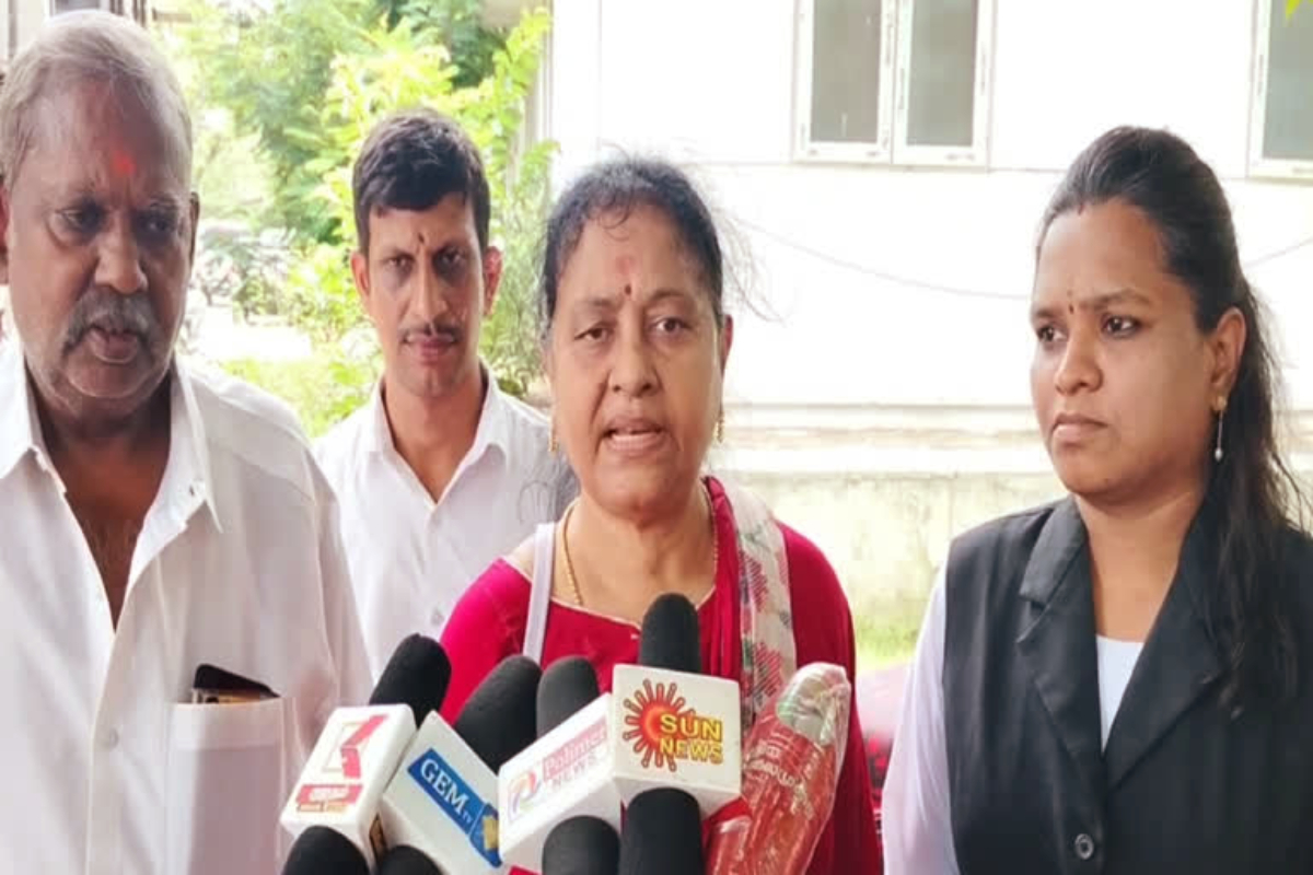எனது உயிருக்கு இவரால் ஆபத்து! நடிகர் சரவணன் மீது முதல் மனைவி புகார்.. நடந்தது என்ன? | First Wife Files Complaint Against Actor Saravanan எனது உயிருக்கு இவரால் ஆபத்து! நடிகர் சரவணன் மீது முதல் மனைவி புகார்.. நடந்தது என்ன? | First Wife Files Complaint Against Actor Saravanan