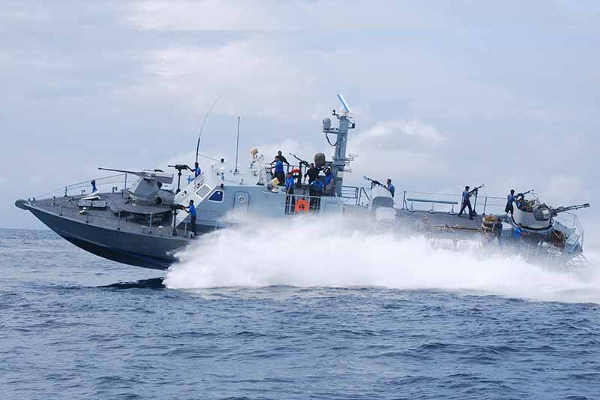 மன்னாரில் கடற்படை கொடூர தாக்குதல்- 7 மீனவர்கள் படுகாயம் (படம்) | 7 Fishermen Injured In Naval Attack In Mannar
