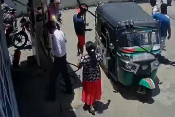 පිරවුම්හලක කළමනාකරුවෙකුට මැර ප්රහාරයක් - එම අවස්ථාවේ සිසිටිවී දර්ශන මෙන්න - (CCTV VIDEO)