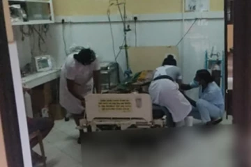 දිය නාමින් සිටි පිරිසකට හදිසියේ ප්‍රහාරයක්...50ක් රෝහලට...30ට බරපතලයි..!