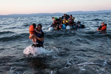 கிரீஸ் அருகே கடலில் விழுந்து மாயமான 60 அகதிகள்!