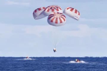 4 வார விண்வெளி சுற்றுலா.. வெற்றிகரமாக கடலில் தரையிறங்கிய கனேடியர்! வீடியோ