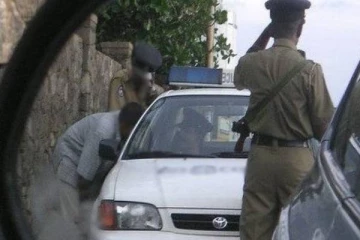 பொலிஸ் அதிகாரி தன்னைத்தானே துப்பாக்கியால் சுட்டு உயிரிழப்பு