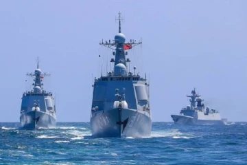 தாய்வானின் அருகே சீன போர்க் கப்பல்கள் ; பாதுகாப்பிற்கு தீவிர போர் பயிற்சியில் சீனா