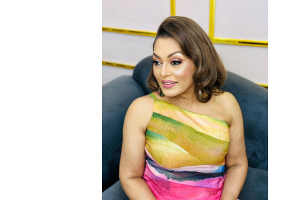 අදටත් එදා වගේම සුන්දරව ඉන්න සමාජ මාධ්‍ය කළඹපු බියුලා ඩයස් | Beulah Diaz Celebrates 80 Years Of Grace