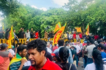 පාර්ලිමේන්තු පිවිසුම උණුසුම් වෙයි..! විරෝධතාකරුවන්ට කඳුළු ගෑස් ප්‍රහාර... (PHOTOS)