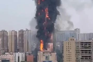 சீனாவில் 42 மாடி கட்டிடத்தில் தீ விபத்து:இணையத்தில் வைரலாகும் காணொளி