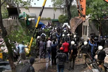 පකිස්ථානය රත් වෙයි..දැඩි ප්‍රචණ්ඩ තත්ත්වයක් - විශාල පිරිසක් අත්අඩංගුවට..!