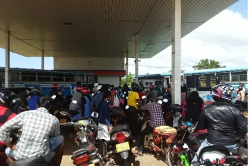 பொதுமக்களுக்கும் எரிபொருள் நிலைய ஊழியர்களுக்கும் இடையே முரண்பாடு (Photo)