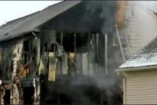 வீட்டின் மீது விழுந்த விமானம்; 3 பேர் உயிரிழப்பு