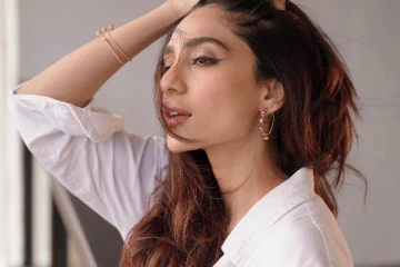 இவ்வளவு ஷார்ட் ஆன உடையா.. பொன்னியின் செல்வன் நடிகை ஷோபிதா எப்படி வந்திருக்கிறார் பாருங்க