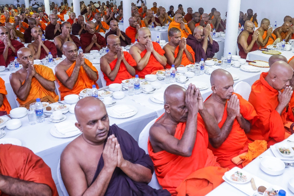 ஒற்றையாட்சிக்குள் அதிகாரப் பரவலாக்கல்! - பிக்குகள் முன்னிலையில் சஜித் திட்டவட்டம் | Decentralization Within The Unitary Goverment