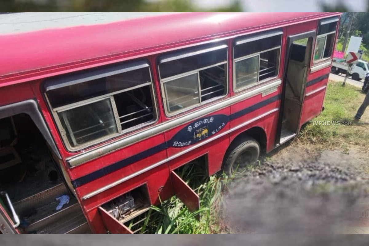 மொனராகலை - சியம்பலாண்டுவ வீதியில் பேருந்து விபத்து; 26 பேர் காயம் | Bus Accident On Monaragala Siyambalanduwa