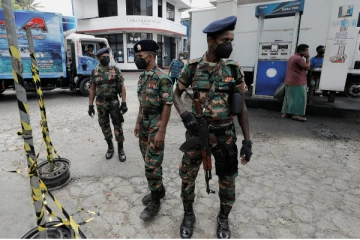 எரிபொருள் நிரப்பு நிலையங்களில் இருந்து படையினரை அகற்ற யோசனை  - பொது மக்கள் பாதுகாப்பு அமைச்சு