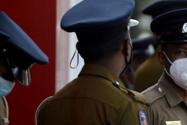 அத்துமீறி வீட்டுக்குள் நுழைந்த நிதி நிறுவன பிரதிநிதிகள் அட்டூழியம்! | Representatives Entered The House Trespassing
