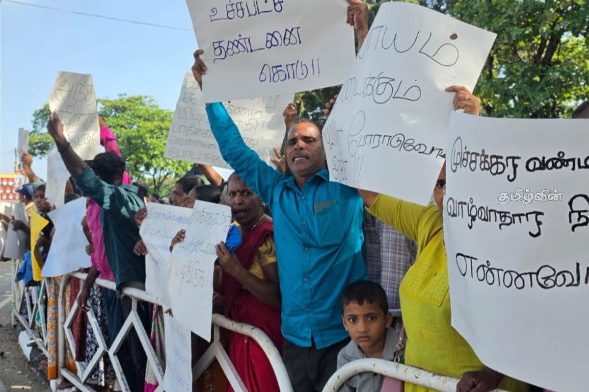 மட்டக்களப்பில் பெண்களை கடத்தி கொலை செய்த குடும்பலுக்கு எதிராக மக்கள் போராட்டம்! | People Protest Against Murdered Women Batticaloa மட்டக்களப்பில் பெண்களை கடத்தி கொலை செய்த குடும்பலுக்கு எதிராக மக்கள் போராட்டம்! | People Protest Against Murdered Women Batticaloa