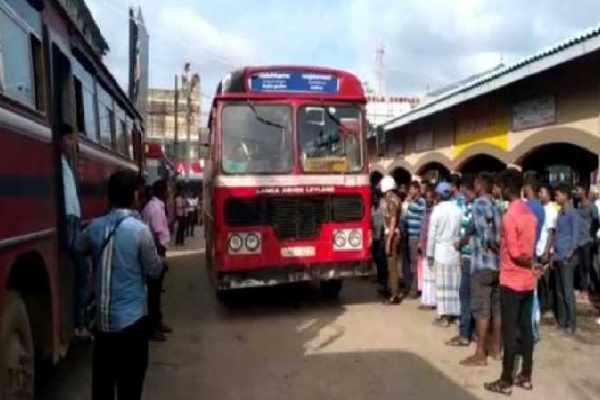 யாழ் மத்திய பேருந்து நிலையத்தில் பெண் இராணுவ சிப்பாய்க்கு அரங்கேறிய அதிர்ச்சி சம்பவம் | Shocking Incident With Female Soldier In Jaffna யாழ் மத்திய பேருந்து நிலையத்தில் பெண் இராணுவ சிப்பாய்க்கு அரங்கேறிய அதிர்ச்சி சம்பவம் | Shocking Incident With Female Soldier In Jaffna