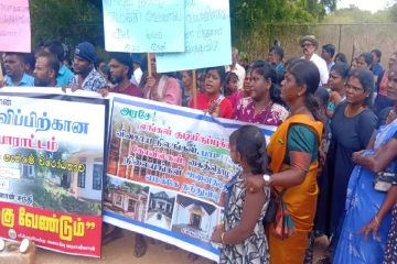 காணி விடுவிக்க கோரி மற்றுமொரு போராட்டம் - 40 ஆண்டு வலியைச் சுமந்து வயாவிளான் மக்கள் வீதியில் குமுறல்!