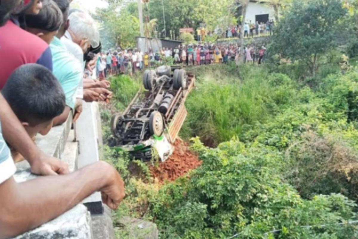 அதிகாலை இடம்பெற்ற கோர விபத்தில் இருவர் பலி்! பொலிஸார் விசாரணை | Lorry Overturned In Kolamunooya Accident