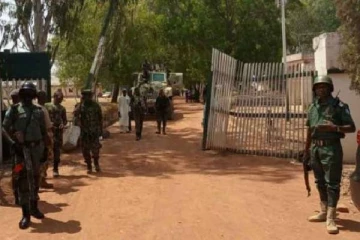 பரீட்சை எழுத வந்த மாணவர்களை துப்பாக்கி முனையில் கடத்திச் சென்ற மர்ம நபர்கள்!