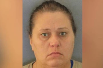 அமெரிக்காவில் மது போதையில் 17 வயது சிறுவனை வன்கொடுமை செய்த 43 வயதான பெண் கைது!