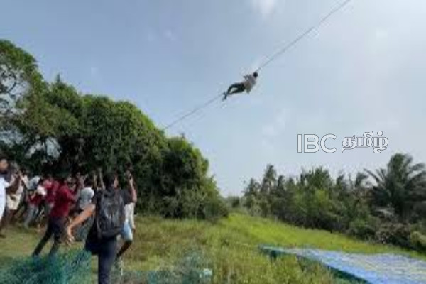 யாழில் பட்டத்துடன் பறந்த இளைஞனால் பரபரப்பு | Young Man Who Flew With A Kid In Jaffna