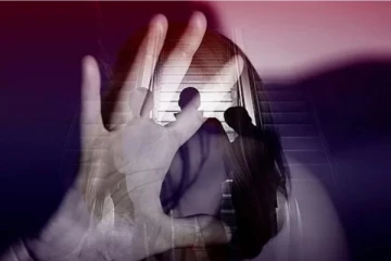 சிறுமியை கூட்டுப் பாலியல் வன்கொடுமை செய்து பட்டினியாக போட்டு கொடுமை