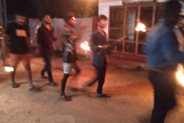 தீப்பந்தம் எந்தி போராட்டத்தில் ஈடுபட்ட ஐக்கிய மக்கள் சக்தியினர்!