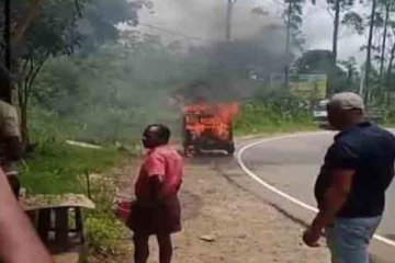 திடீரென தீப்பிடித்து எரிந்த முச்சக்கர வண்டி