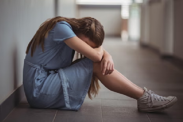 பாடசாலை மாணவிக்கு ஆபாச குறுஞ்செய்தி அனுப்பி துஸ்பிரயோகம்; ஆசிரியரின் குட்டு அம்பலம் | Teacher Sends Obscene Message Schoolgirl Abuses