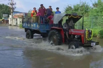 வண்டியும் ஒரு நாள் ஓடத்தில் ஏறும் :  கடும் வெள்ளத்தால் டிராக்டர்களில் அலுவலகம் செல்லும் ஐடி நிறுவன ஊழியர்கள்