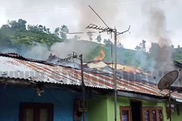 ලිදුල ප්‍රදේශයේ වතු නිවාස පෙළක දරුණු ගින්නක් - නිවාස25ක් දැවී අළු වේ