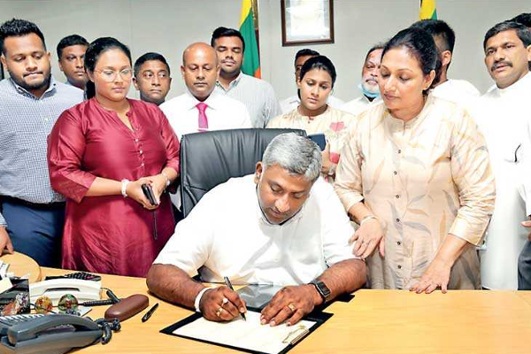 முன்வருவோருக்கு அமைச்சு பதவி! பகிரங்கமாக அறிவித்த அமைச்சர் - ஐபிசி தமிழ்