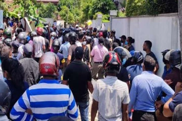 திருகோணமலையில் எரிவாயு கோரி மக்கள் ஆர்ப்பாட்டம் (Photos)