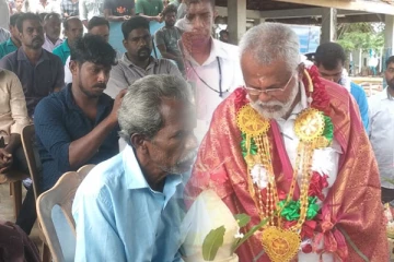 கிளிநொச்சியில் கடலட்டை பண்ணையாளர்களுக்கு அனுமதிப் பத்திரங்கள் வழங்கிய டக்ளஸ்