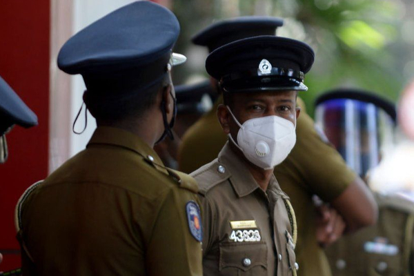 இலங்கையில் வெளிநாட்டு தம்பதியிடம் நபரொருவர் காட்டிய கைவரிசை! | Sri Lanka Train Ticket Fare Foreign Couple