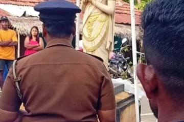 ඊයේ මුළු අම්බලන්තොටම නොසන්සුන් කරමින් පිළිරුවක් මත හිස තබා ගිය සැකකරුවන් අත්අඩංගුවට - ඝාතනය කරද්දි දරුවොයි බිරිඳයිත් ගේ ඇතුළේ