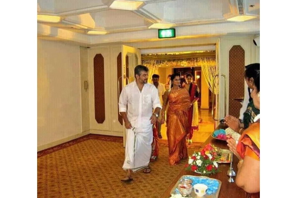 தனது குடும்பத்துடன் திருமணத்தில் கலந்துகொண்ட நடிகர் அஜித் - இதுவரை நீங்கள் பாத்திராத ஒன்று | Ajith Come To Marriage With His Family