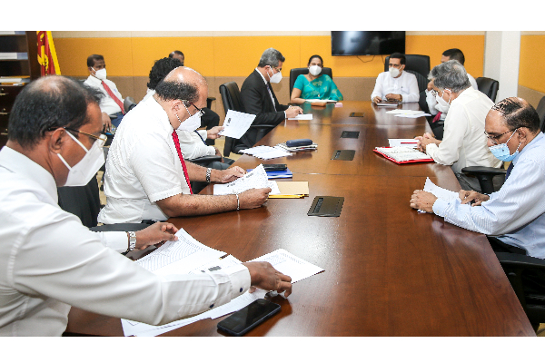 රට රැකියාවලට යන්නන්ට කොවිඩ් මර්දන එන්නතදීමේ  විශේෂ වැඩසටහනක්... | Srilanka Health