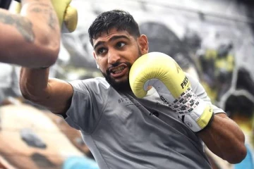 நண்பரின் தவறால் அமெரிக்க விமானத்திலிருந்து வெளியேற்றப்பட்ட குத்துச்சண்டை வீரர்!