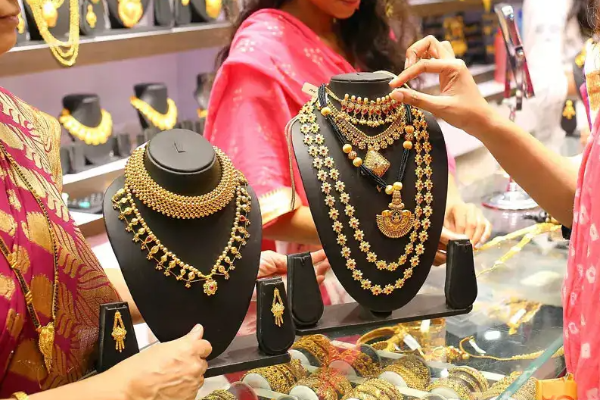 புதிய உச்சம் தொட்ட தங்கம் விலை; இவ்வளவா... அதிர்ச்சியில் நகைப்பிரியர்கள்! | Gold Price Hits New High Today Chennai