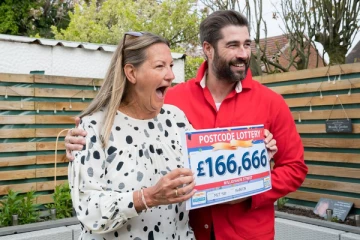 கணவருடன் சேர்ந்து லொட்டரி வாங்கிய பிரித்தானிய பெண்: கணவரை இழந்தபின் கிடைத்த இன்ப அதிர்ச்சி